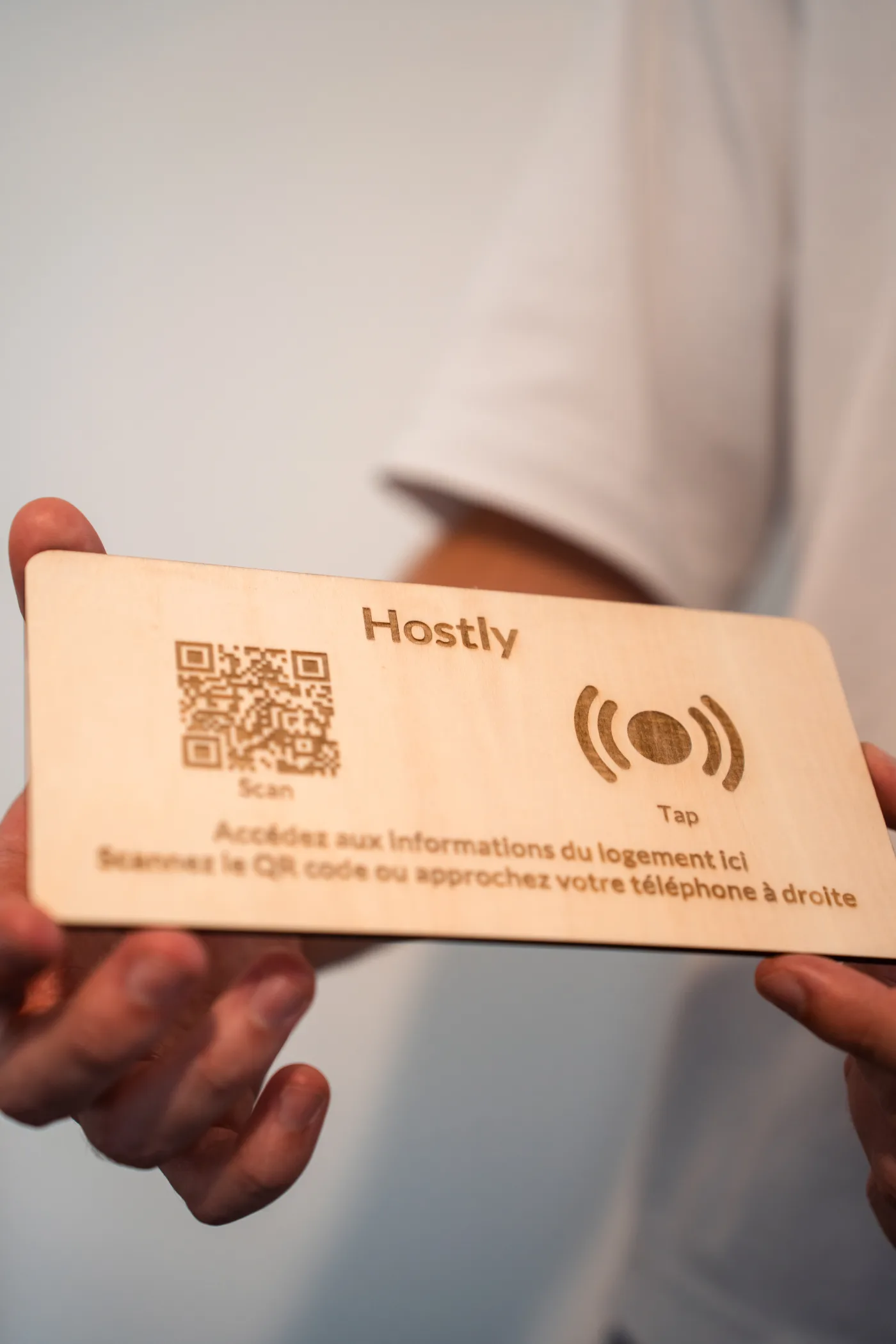 Totem Hostly en bois naturel gravé au laser
